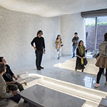 啟發(fā)自古代炕區(qū)及卡通龍貓豆豆龍掉進(jìn)洞穴的靈感，現(xiàn)場來賓迫不及待體驗這奇妙之交誼廳空間！