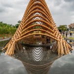 外圍的環(huán)繞式水池，為它帶來特殊的光影看點(diǎn)。業(yè)者提供