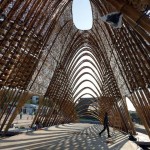 中央竹拱圈層疊出10公尺高，象徵守護(hù)臺(tái)灣的中央山脈，臺(tái)中花博於11月3日開(kāi)幕。圖／竹籟文創(chuàng)