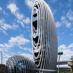 南港辦公大樓「砳建築」入圍2018 WAF「辦公大樓類」，以基隆河鵝卵石為設(shè)計(jì)靈感，目前是臺(tái)灣獨(dú)一無(wú)二弧型水晶建築，Aedas 全球設(shè)計(jì)董事 Dr. Andy Wen（溫子先）設(shè)計(jì)。圖／WAF