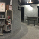 夜晚書(shū)席增設(shè)燈光，提高夜間民眾使用之頻率，搭配吧檯桌面及高腳椅可以輕鬆享受閱讀之悠閒。