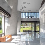 曲牆、曲柱的元素揉入結(jié)構(gòu)體，讓我們的五感隨之延伸，甚至跟著建築的毛孔一同通透呼吸－新業(yè)觀峰 完工實(shí)景圖。