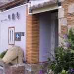 瓊林聚落有歷經(jīng)百年的傳統(tǒng)閩南式建築，古厝的每個細節(jié)皆雕工精緻，古色古香的建築搭配扶疏草木，思古之幽情油然而生！