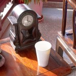 古崗樓內(nèi)，我們在古董老鐘的相伴下，品嘗著乳酪蛋糕共度午茶時光。稍微歇歇腿，為四處走透透的行程暫時畫下逗點，小憩一會繼續(xù)啟程！