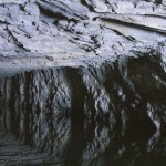 由人工鑿就的翟山坑道，是八二三砲戰(zhàn)期間的戰(zhàn)事要地，負責運送、容納42艘船，巨長的坑道簡直是鬼斧神工！