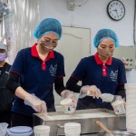 Q彈香氣十足的米飯，每份需精準(zhǔn)控制在210~220克之間，新業(yè)團(tuán)隊當(dāng)天也實際參與打飯、送餐的過程，更加深刻感受到甘霖對於每份飯菜的重視及細(xì)心。