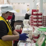 「900個熱騰騰的飯包」，甘霖基金會需依照每位長輩的飲食需求、身體狀況來客製化營養(yǎng)均衡的餐點。