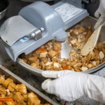 除了一般餐食外，針對咀嚼、吞嚥不佳的長輩，甘霖也個別準(zhǔn)備剁碎飲食、細(xì)碎飲食、半流質(zhì)飲食，讓長輩們更方便進(jìn)食。