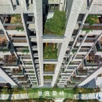 在新業(yè)的作品之中，垂直綠化的設(shè)計(jì)，不單單在平面造林，我們更往上築林，築起都市一座座森林！大量地植入多樣化的原生種，樹木不僅可吸附空氣中的汙染分子，也可以中和都市中的碳排放，自然共好，永續(xù)未來。