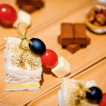 在多種酒款之間，佐以小食－炭烤燻雞三明治、帕馬森起司串、生巧克力與焦糖堅(jiān)果塔，輕巧口感不搶味蕾，享受著愉快舒心的美好食光。