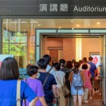 活動開始前，講廳外已聚集長長人龍，一睹馮翊綱老師精采的演說魅力。