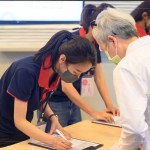 新業(yè)團(tuán)隊(duì)引導(dǎo)貴賓入場就坐，一同感受文化藝術(shù)的美好。