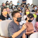 家族、粉絲們踴躍提問，老師的幽默回應(yīng)，讓現(xiàn)場氣氛輕鬆歡愉。