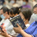 相聲瓦舍笑中帶淚的2022年度大戲《鱷魚不見了》劇本，讓人止不住高亢的笑聲，也令人在靜思時(shí)細(xì)細(xì)品味。