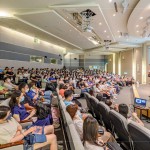 偌大的會場，不到一會兒時(shí)間，早已座無虛席。