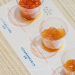 將水果搗碎或切塊，熬煮後釋出果膠凝結(jié)成醬，吃得到果粒，屬於『有魂有體』的果醬，英文為『Jam』。