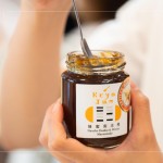 柯亞老師曾說(shuō)『南莊橙』是入行以來(lái)最具挑戰(zhàn)的嘗試，近兩年的時(shí)間調(diào)配了30幾款版本，成功找回半世紀(jì)前的味道，把在地民族的歷史保存在果醬裡。