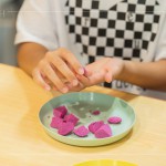 用雙手揉搓火龍果粉圓，每一顆都擁有手工製作的獨特感，期待成品端上桌的那一刻。