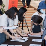 於新業(yè)建設(shè)專屬領(lǐng)票處，仔細(xì)與住戶核對資料及票卷，讓住戶可以安心地入場觀影。