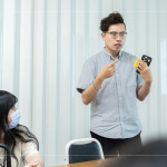 由甘霖基金會-楊子賢主任與新業(yè)同仁分享送餐服務(wù)的初衷與目的，期許當天的志工體驗?zāi)芨钋械倪M行，共同傳遞真誠與關(guān)懷。