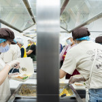 新業(yè)同仁走進「甘霖基金會」廚房，用雙手盛裝關(guān)懷，將一份份餐點化作支持與陪伴，傳遞到每位長輩餐桌上。