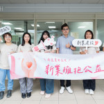 新業(yè)建設(shè)與甘霖基金會從109年攜手合作，參與送年菜活動、擔任送餐志工、親手製作中秋月餅、端午肉粽致贈長輩，用實際行動展現(xiàn)最真心的承諾。(圖右三為甘霖基金會－楊子賢主任)