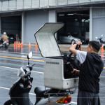 當天即使下著雨，送餐也不停歇，志工們騎車或開車穿梭在巷弄間，每次啟程都是一份責(zé)任，確保每位在家中等候的長輩，安心享用餐點。