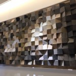 家藝品，彰顯妳低調(diào)奢華的藝術(shù)品味，一幀立體木方造型作品，不規(guī)則的排列組合，不論是進入轉(zhuǎn)角，或轉(zhuǎn)出走道，都能看見不同角度的精彩