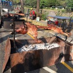 離終點2K處，竟然看到一整隻的烤乳豬！陣陣撲鼻的肉香真讓人垂涎！