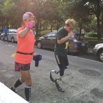 讓所有人感動的一張照片，即使雙腳不完美但依然堅持著挑戰(zhàn)跑10K的距離，
對運動的熱愛與初心讓人由衷感佩！     
