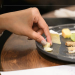 觸覺先行，透過指尖最直覺的傳遞每款乳酪的質(zhì)地，品味乳酪不只是「吃」的動作，更是五感的交響。