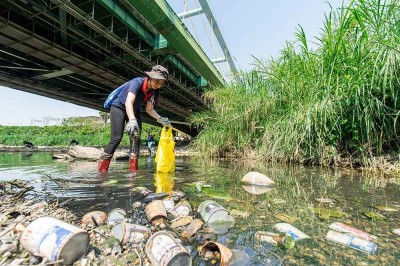 新業(yè)建設(shè)為臺中筏子溪淨　驚覺垃圾量驚人